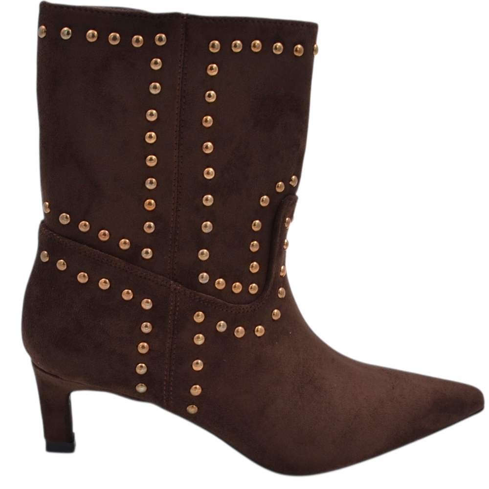 Stivaletto tronchetto donna a punta camoscio marrone con borchie oro tonde tacco kitten 3 cm zip.