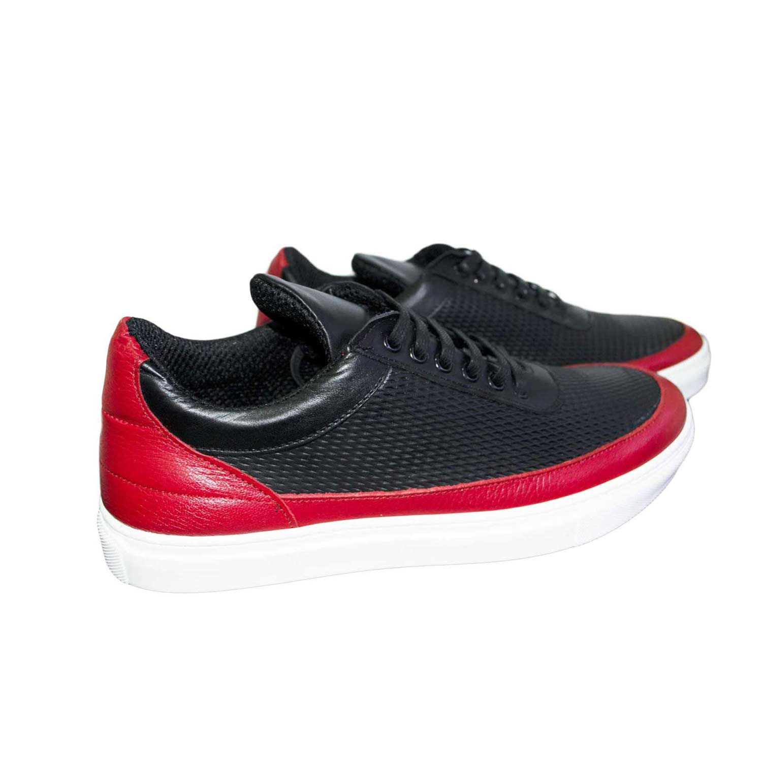 Sneakers bassa modello  forato dettaglio rosso con suola bianca