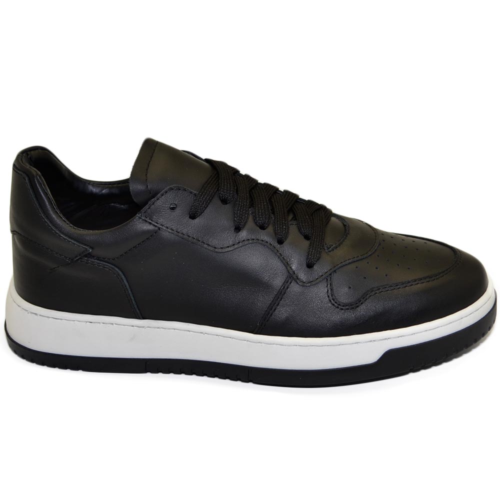 Scarpa sneakers nero uomo basic vera pelle lacci comodo fondo in gomma bianca bicolore sportiva moda casual.