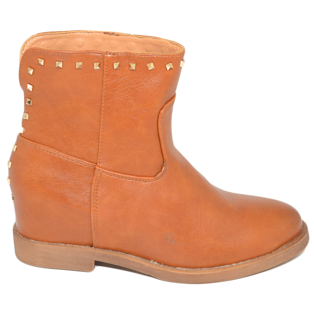 Stivaletto donna cuoio zeppa para interna modello biker punta tonda alla caviglia con scollo v zip e borchie comodo