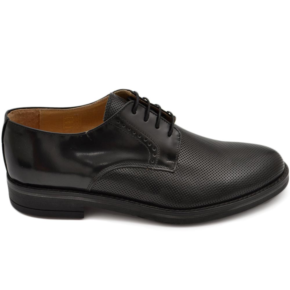 Scarpa derby uomo stringata nero liscia con puntinatura frontale in vera pelle fondo in gomma sottile classico sportivo .