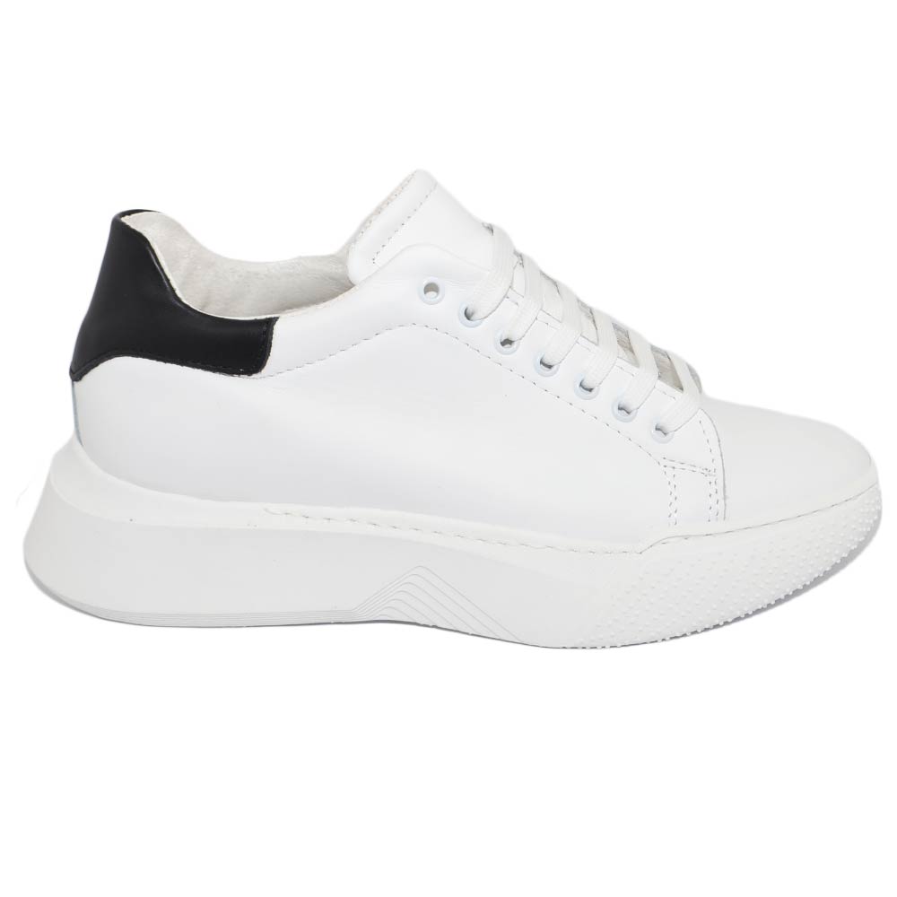 Sneakers uomo bianca in vera pelle bianca con riporto nero fondo alto asimmetrico Gels moda street made in italy ragazzo.