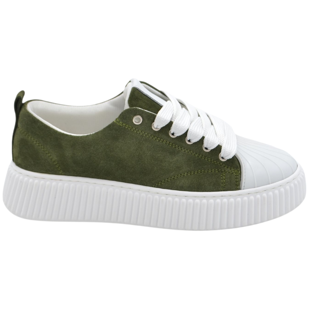 Sneakers uomo vera pelle scamosciata verde lacci bianchi fondo in gomma antiscivolo alto 4,5 cm punta rinforzata.