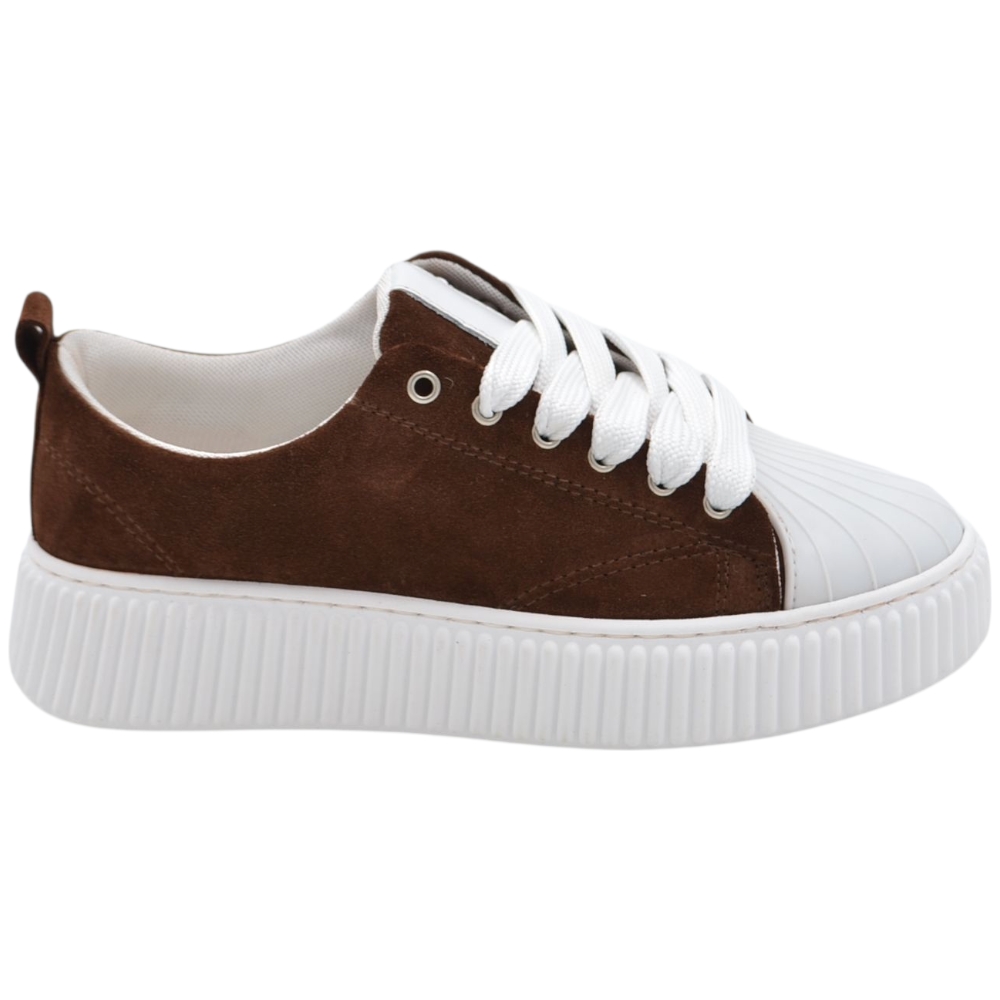 Sneakers uomo vera pelle scamosciata marrone lacci bianchi fondo in gomma antiscivolo alto 4,5 cm punta rinforzata.