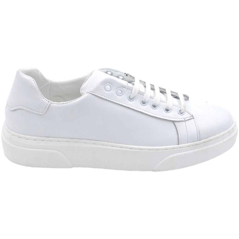 Scarpa sneakers bassa uomo basic vera pelle liscia bianca linea basic fondo in gomma bianco ultraleggero 3cm moda casual.