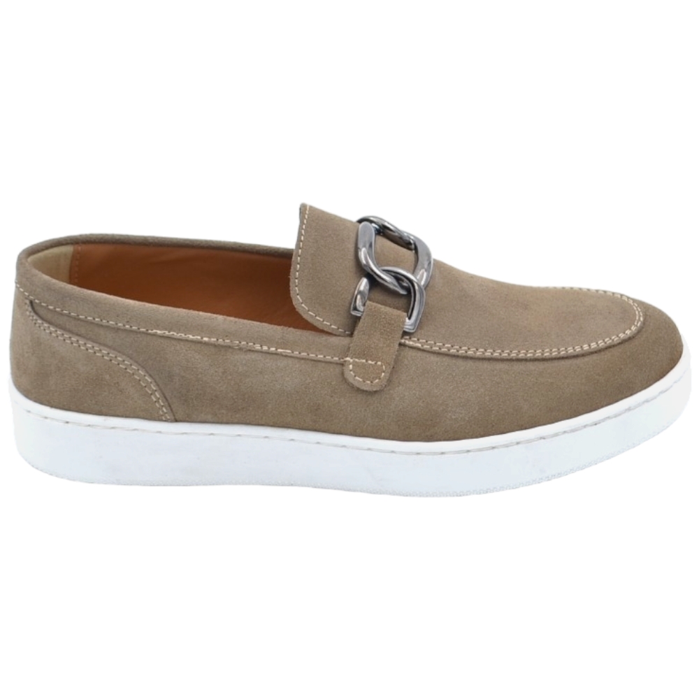Mocassini uomo classico sportivo vera pelle camoscio beige cuciture in punta con catena argento fondo bianco alto 3cm