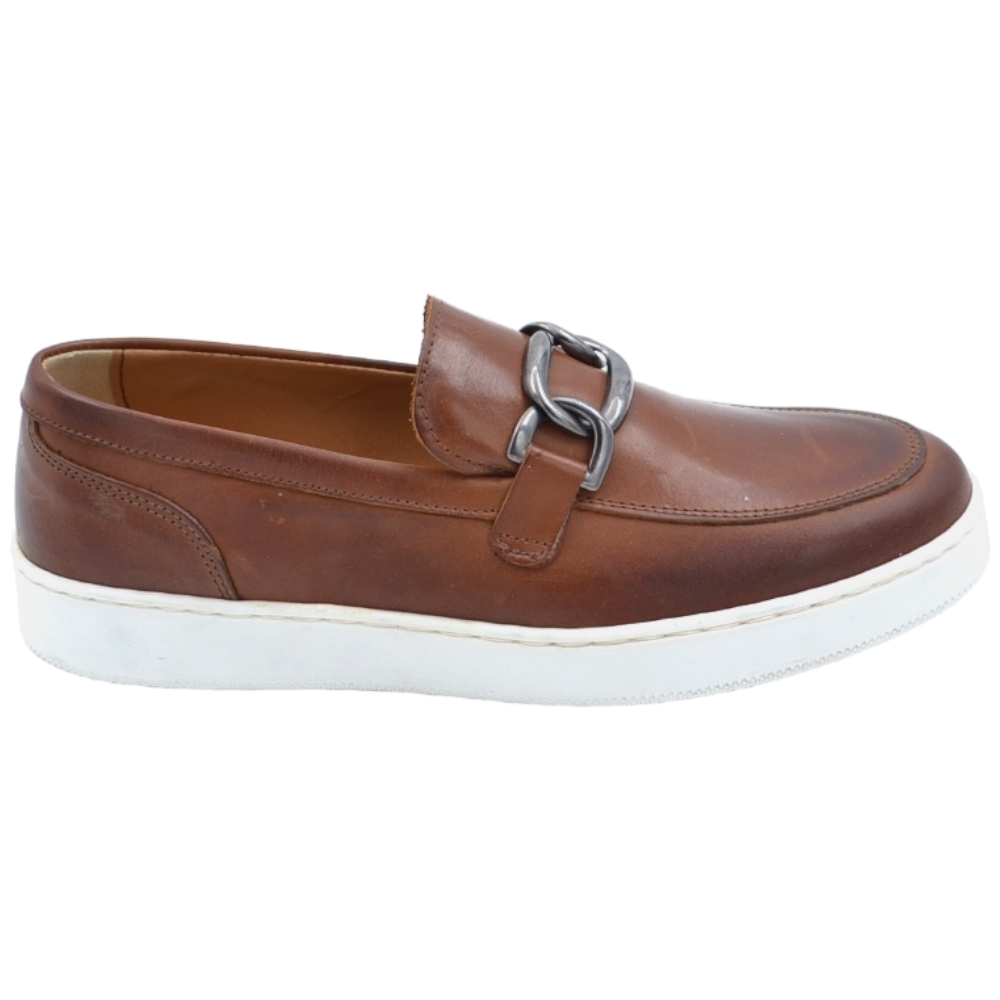 Mocassini uomo classico sportivo vera pelle nappa cuoio cuciture in punta con catena argento fondo bianco alto 3cm