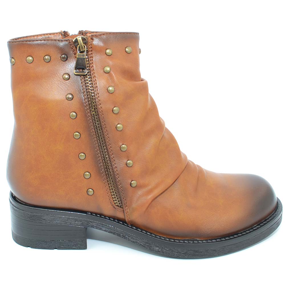Stivaletto donna marrone cuoio sfumato arricciato con borchiette modello biker altezza caviglia con zip moda glam