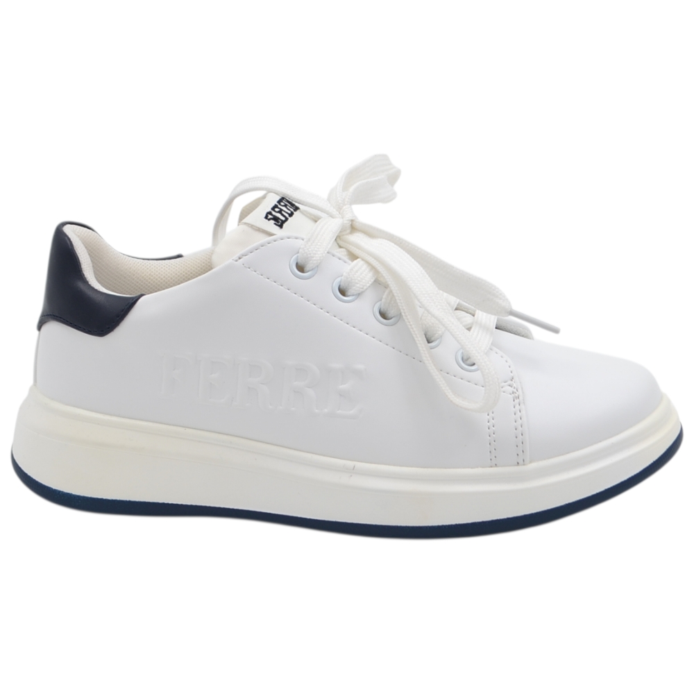 Sneakers da bambino Ferre' bianche in pelle con talloncino blu logo in rilievo e suola oversize.