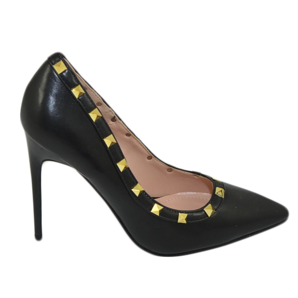 Scarpe donna decollete a punta elegante in pelle nero con bordo borchie dorate tacco a spillo 12 cm moda evento.