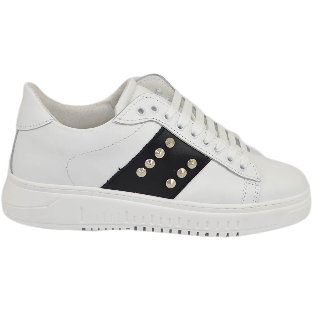 Sneakers uomo bassa in vera pelle vitello bianco e striscia nera con borchie argento suola army bianco made in italy