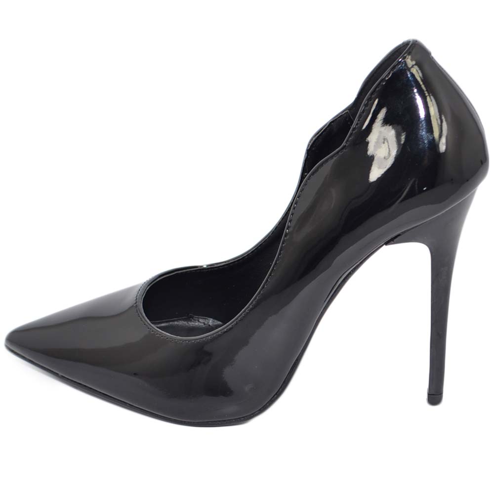 Scarpe donna decollete in vernice nero lucido con ondulatura laterale e tacco a spillo elegante