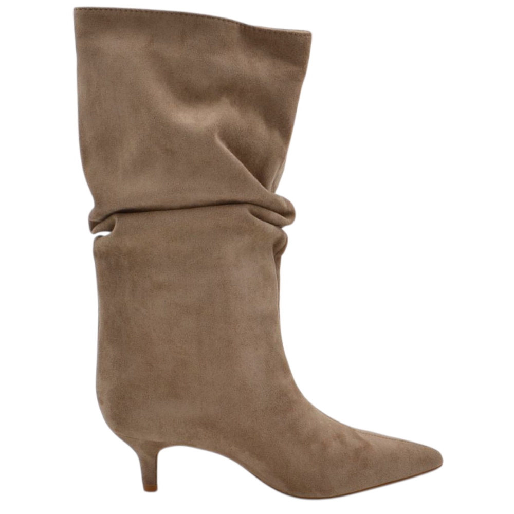 Tronchetto stivaletto beige in camoscio donna linea Basic con tacco a spillo basso 5 cm vestibilita' over con zip punta.