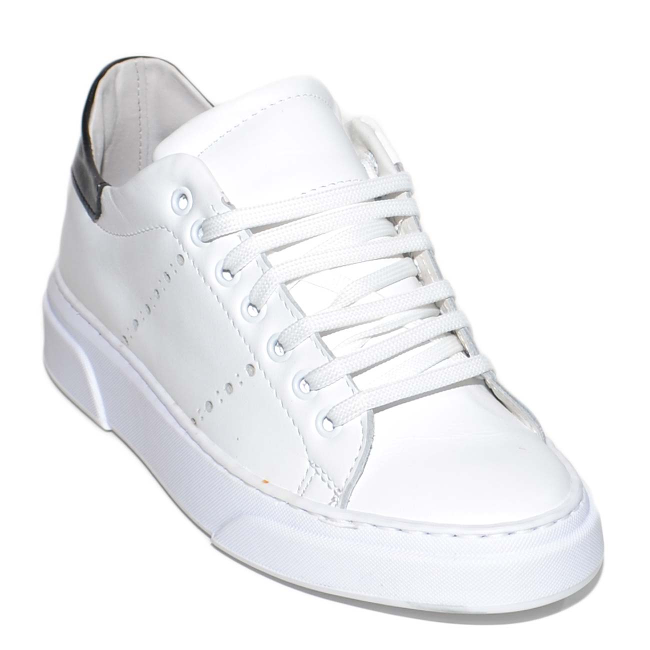 Sneakers bassa bianca uomo vera pelle basic fori buchi laterali handmade  riporto nero gomma under bianca moda uomo sneakers bassa made in italy |  MaluShoes