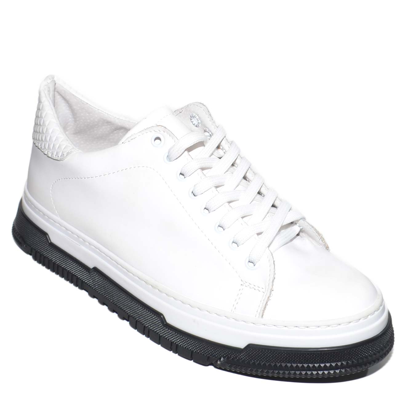 Sneakers uomo bassa bianca vera pelle gommata con fortino piramidal fondo cassettoni bicolore comfort moda made in italy.