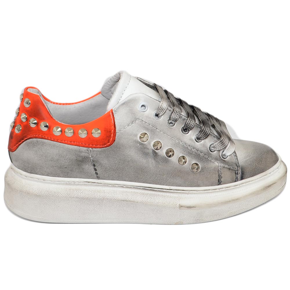 Sneakers uomo bianca in vera pelle effetto sporco borchie retro laterali fortino arancio fondo kevin moda uomo street