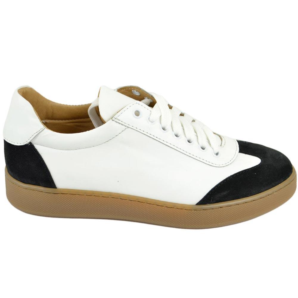 Sneakers uomo in vera pelle bianco con talloncino e punta in camoscio nero comfort casual made in Italy moda.