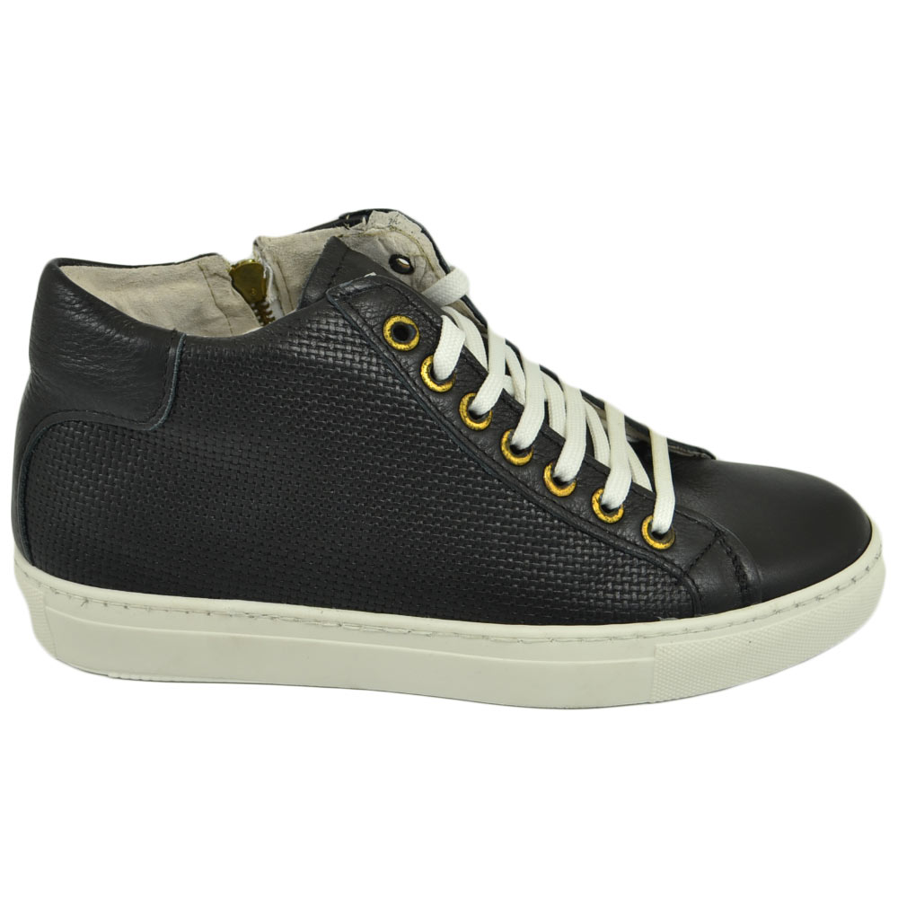 Sneakers uomo vera pelle nero con stampe laterali.