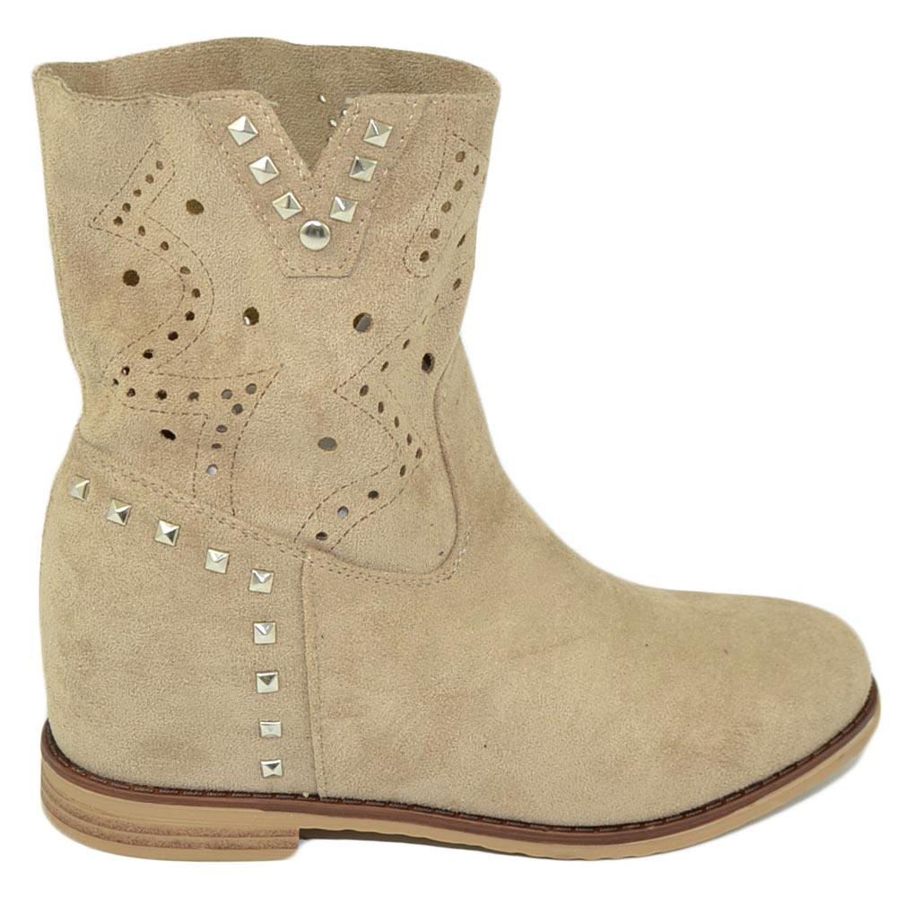 Stivaletti donna estivi biker pelle scamosciata forata beige zeppa para interna e borchie argento comodo fresco moda
