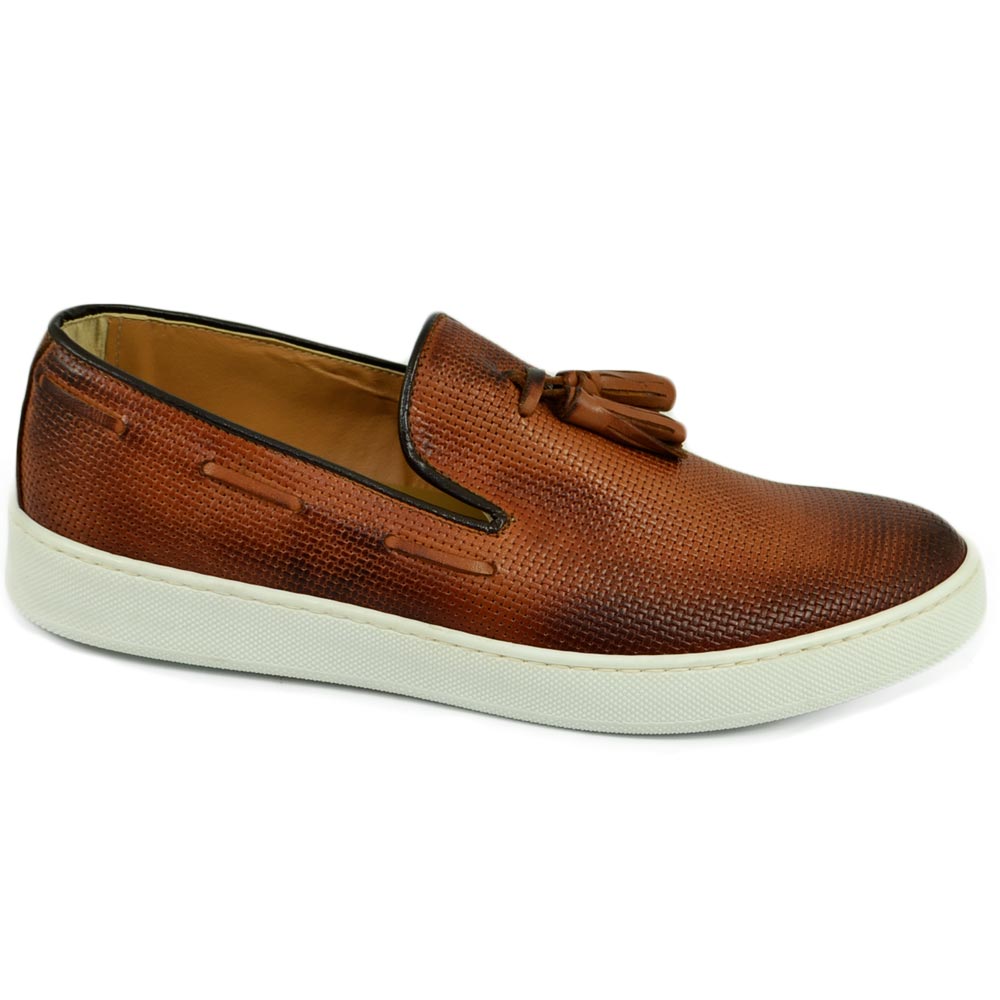 Mocassini uomo slip on classico sportivo in vera pelle cuoio spazzolato intrecciato cuciture  bon bon fondo bianco alto