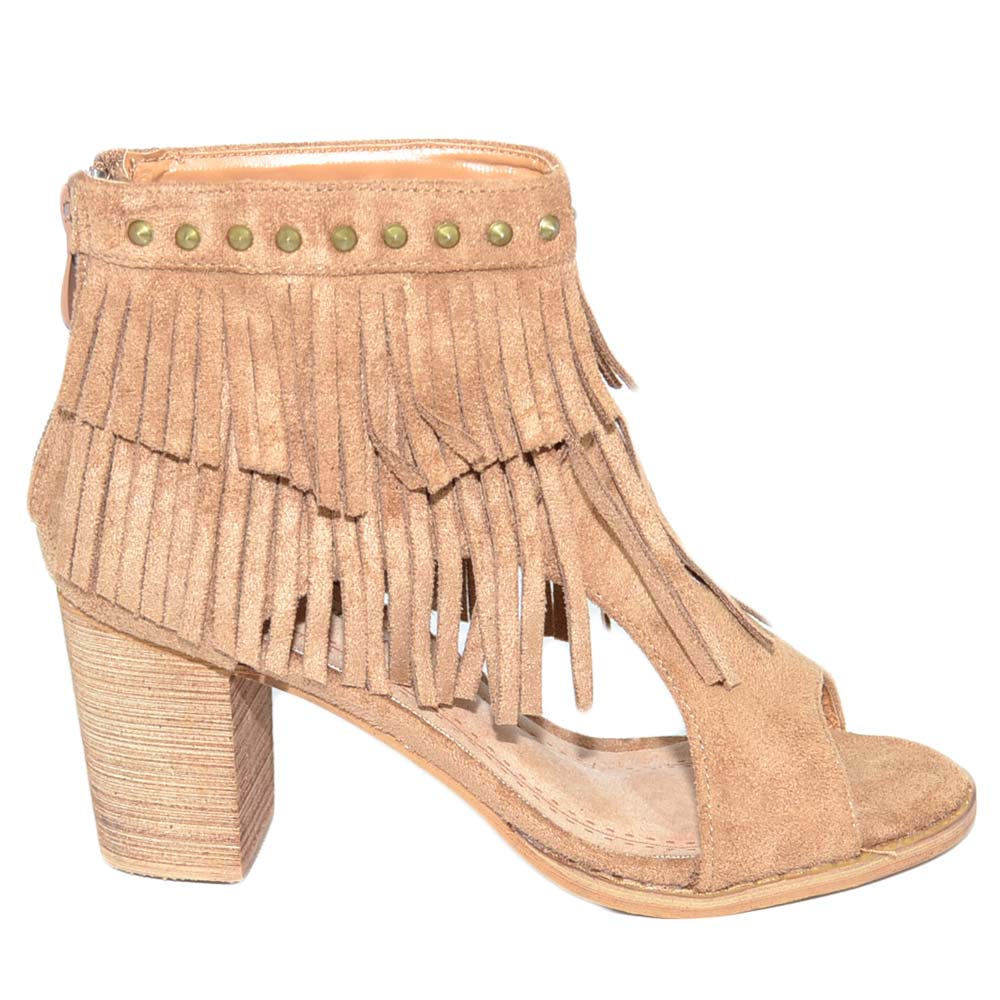Tronchetto donna estivo beige con frange e borchie in camoscio con