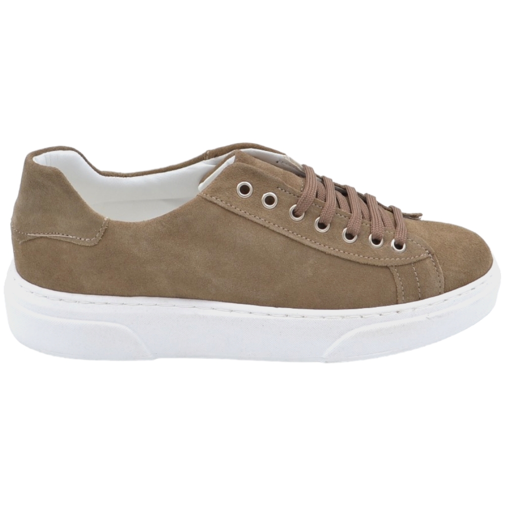 Scarpa sneakers bassa uomo basic vera pelle scamosciata beige basic fondo in gomma bianco ultraleggero 3 cm moda casual.