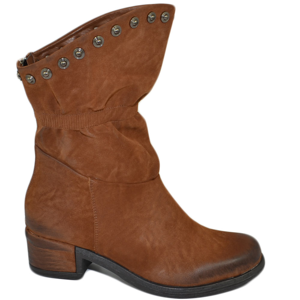 Stivaletti scarpe donna cuoio biker con borchie in pelle effetto nubuk asimmetrico moda con zip comodo