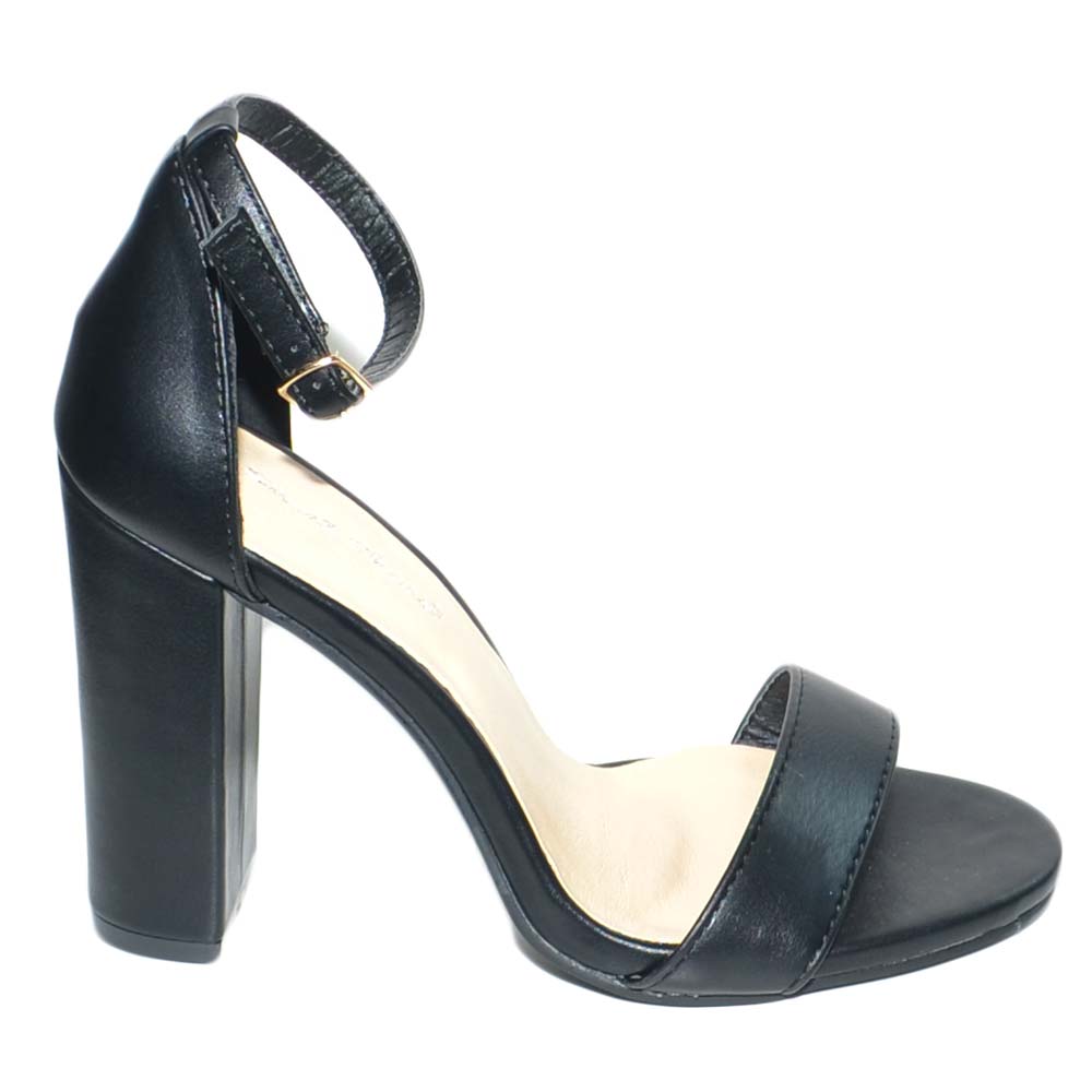 Sandalo tacco comfort aperto in pelle nera con tacco largo e cinturino alla caviglia glamour moda