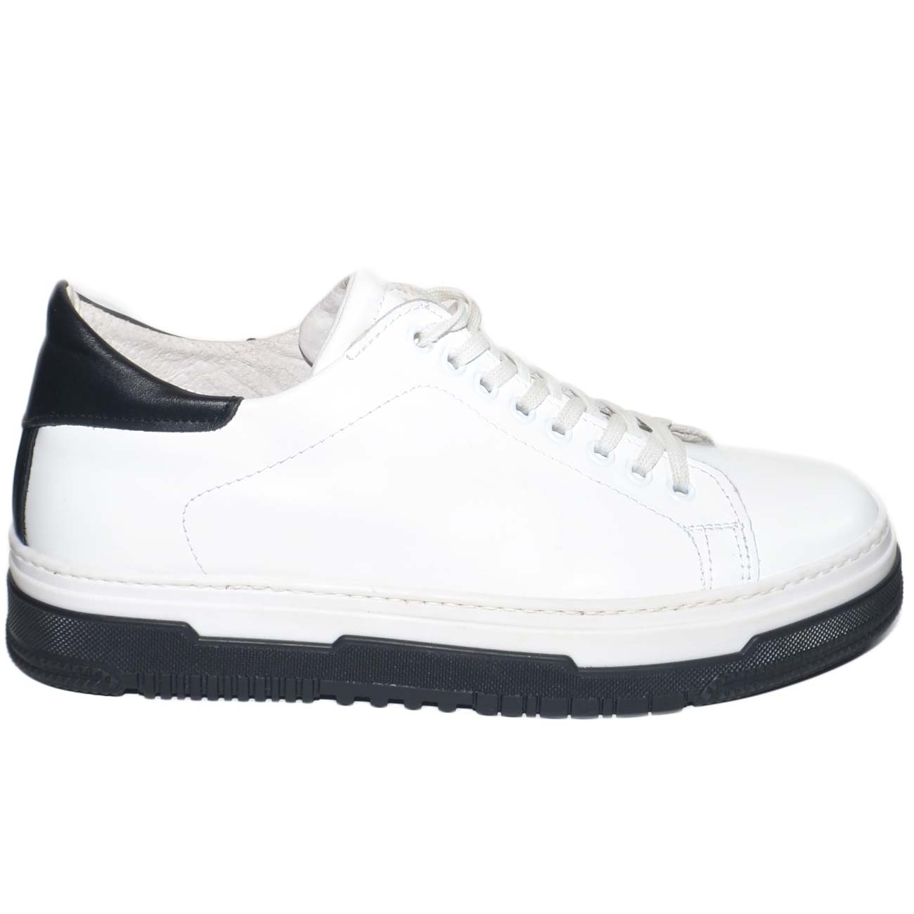 Sneakers uomo bassa bianca in vera pelle liscia con fortino nero fondo a cassettoni bicolore comfort moda made in italy