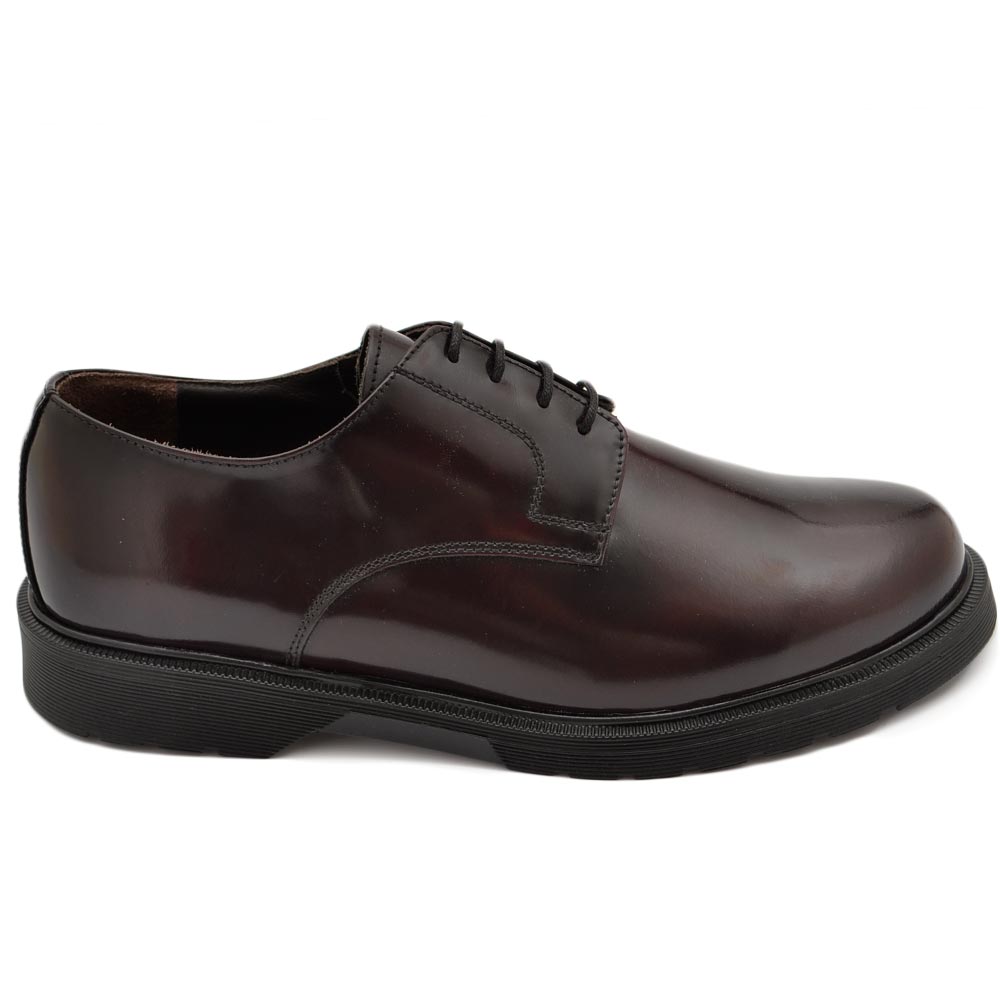 Stringata uomo liscia in vera pelle abrasivata bordeaux fondo gomma sportivo moda tendenza made in Italy.