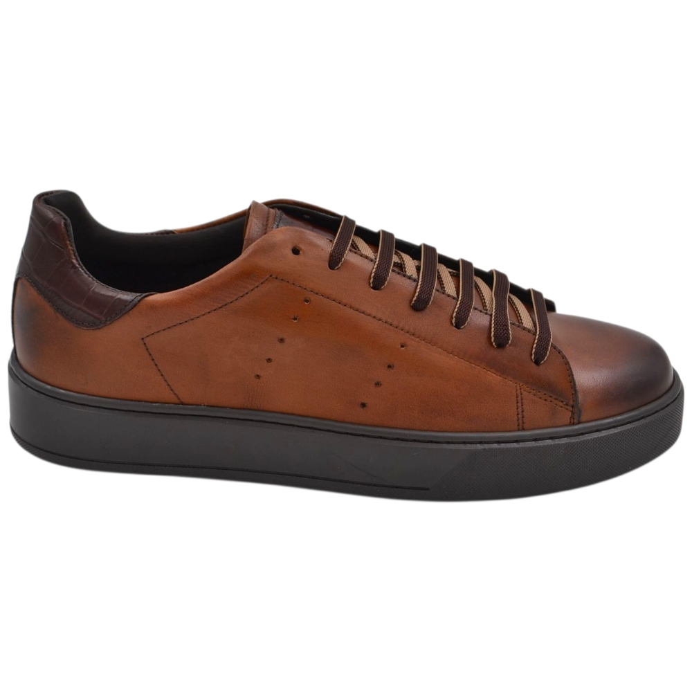 Sneakers uomo bassa in vera pelle liscia cuoio effetto vintage con fondo alto in gomma eva lacci casual made in Italy.