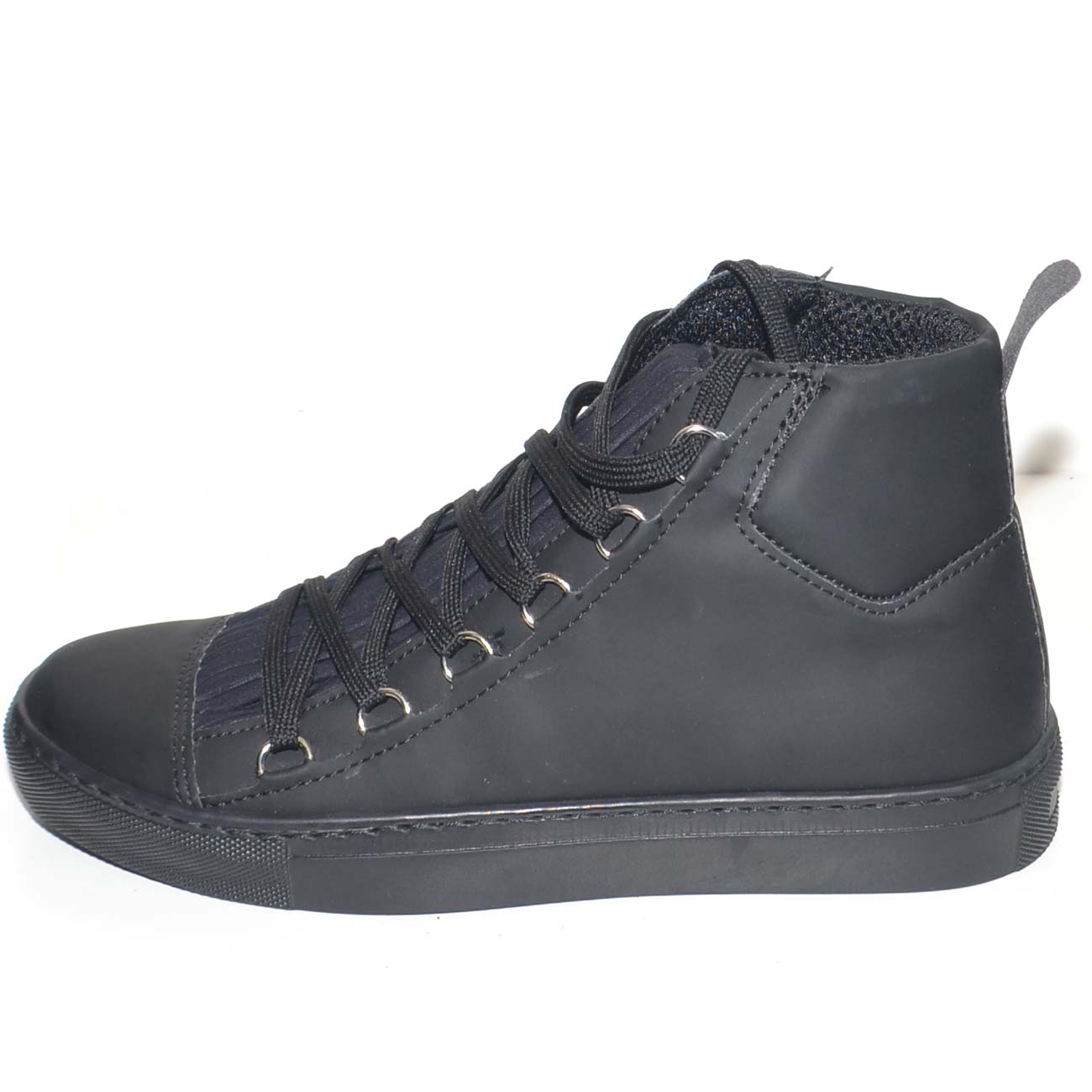 Sneakers alta in vera pelle gommata nera stringata con ganci linguetta in adilprene fondo basic nero moda street