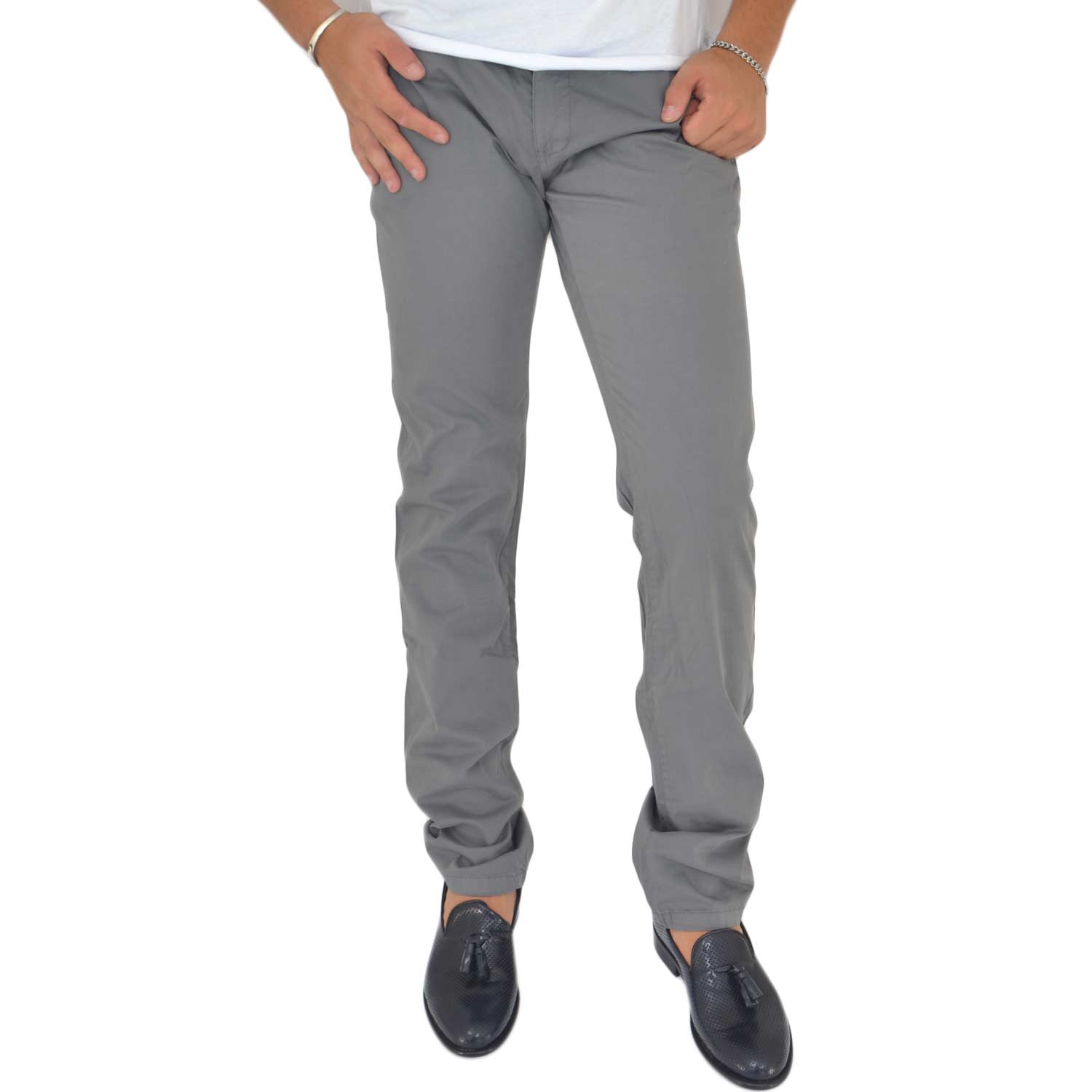 Pantaloni grigio cotone, Skinny Fit con tasca americana . Chiusura con bottone e cerniera..