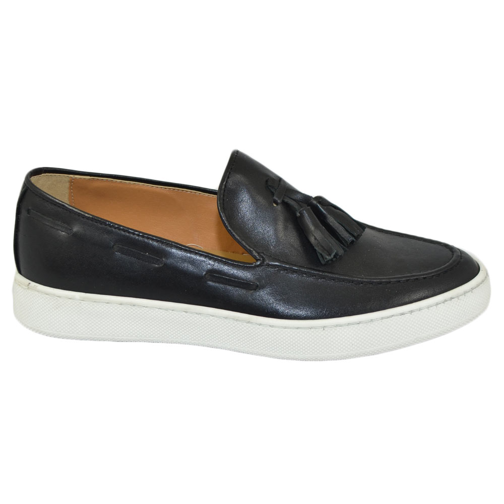 Mocassini uomo slip on classico sportivo in vera pelle nappe nero cuciture in punta bon bon fondo bianco alto.