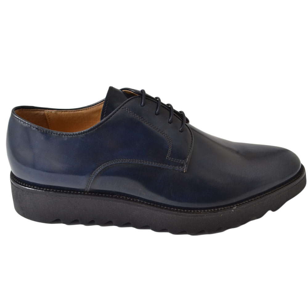 Scarpa stringata uomo vera pelle abrasivata blu con fondo gomma leggera 