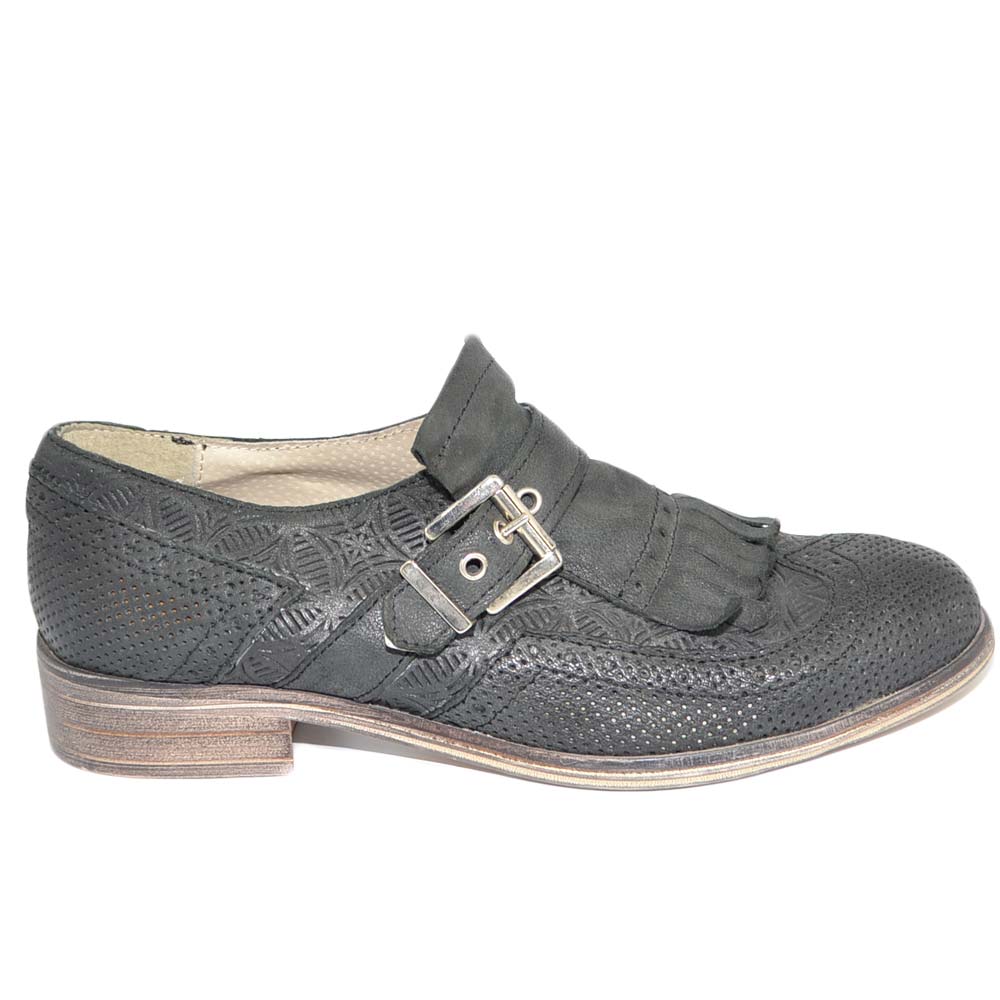 Scarpe donna francesizza con fibbia retro e frange in vera pelle nubuk nero fondo gomma vintage handmade in italy.