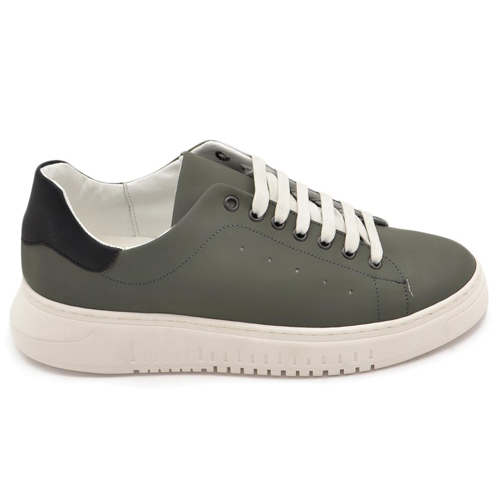 Sneakers uomo bassa vera pelle gommata verde bicolore con fondo alto bianco moda comode fatte a mano in italia.