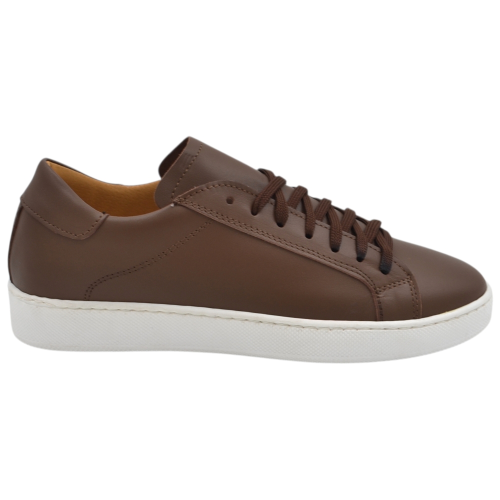 Sneakers uomo bassa in vera pelle vitello liscia cuoio con fondo alto in gomma bianca eva lacci casual made in Italy