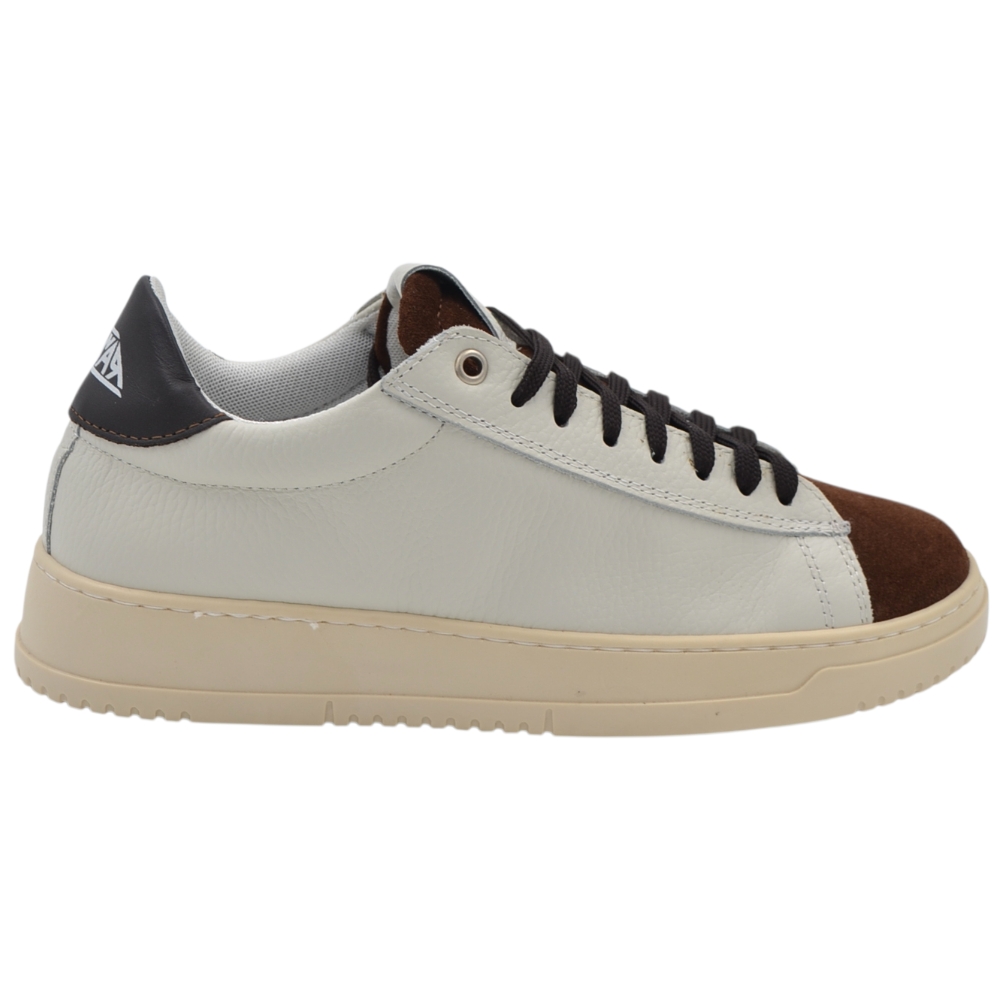 Sneakers da uomo in vera pelle panna con dettagli in camoscio marrone suola platform 3 cm e stringhe scure.
