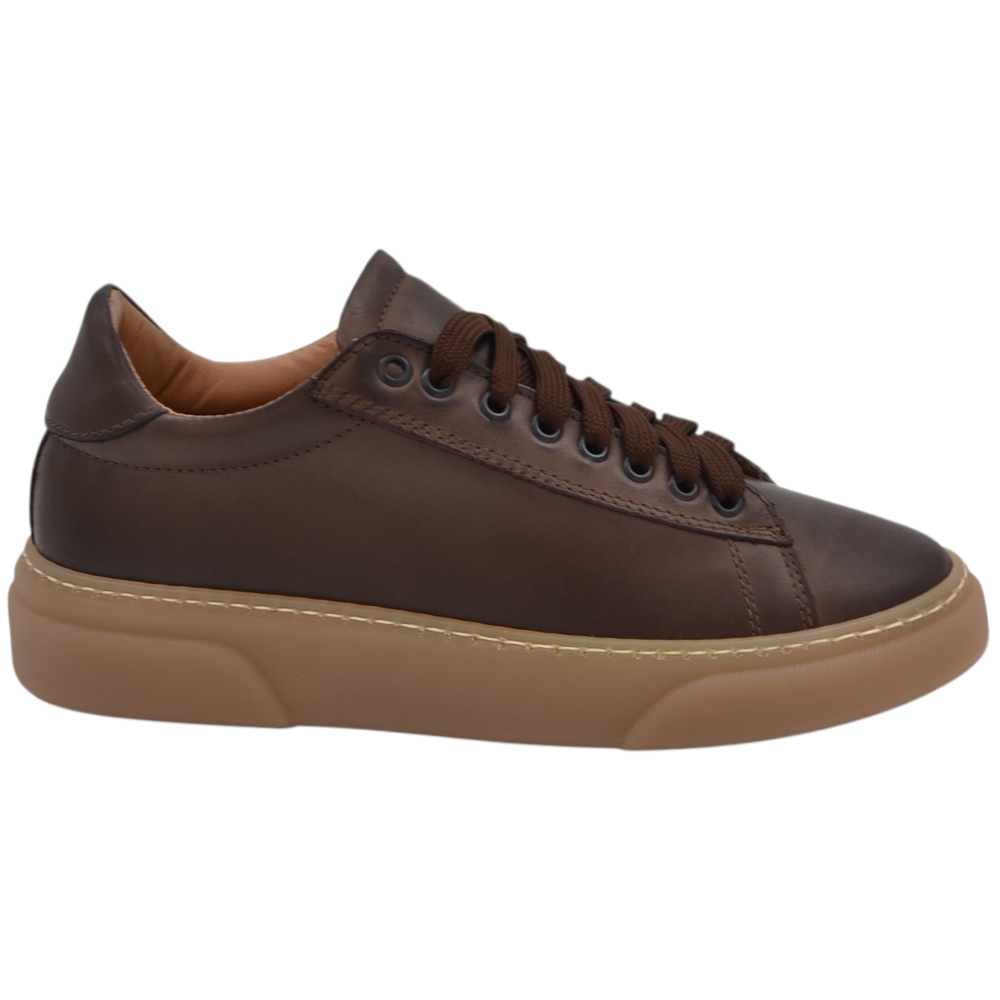 Scarpa sneakers bassa uomo basic vera pelle liscia marron linea basic fondo in gomma cuoio ultraleggero 3cm moda casual.