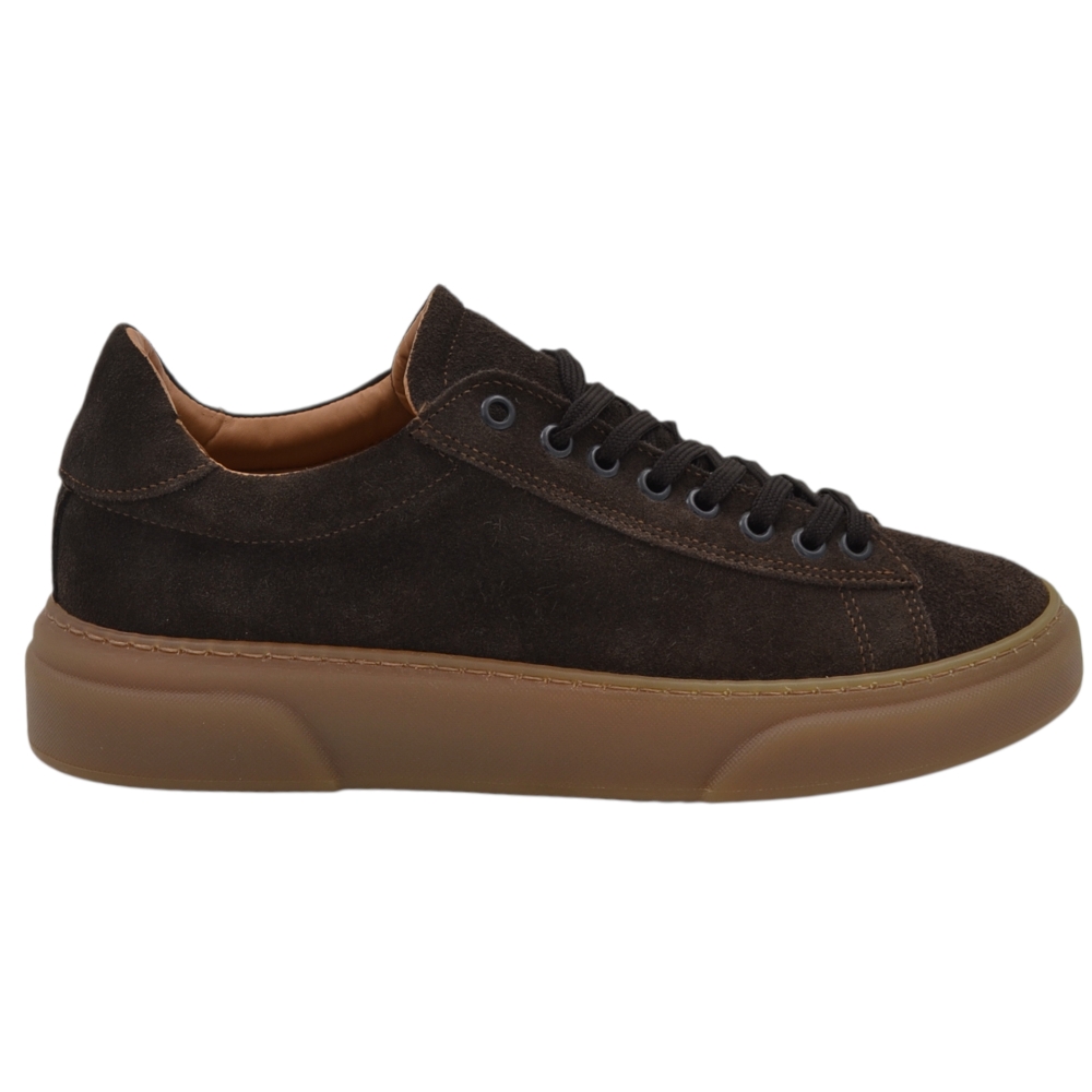 Scarpa sneakers bassa uomo basic vera pelle scamosciata marrone linea basic fondo in gomma cuoio ultraleggero 3cm casual