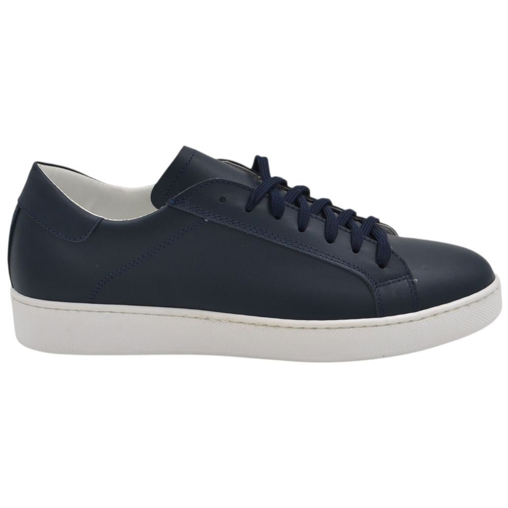 Sneakers uomo bassa in vera pelle vitello liscia blu con fondo alto in gomma bianca eva lacci casual made in Italy.