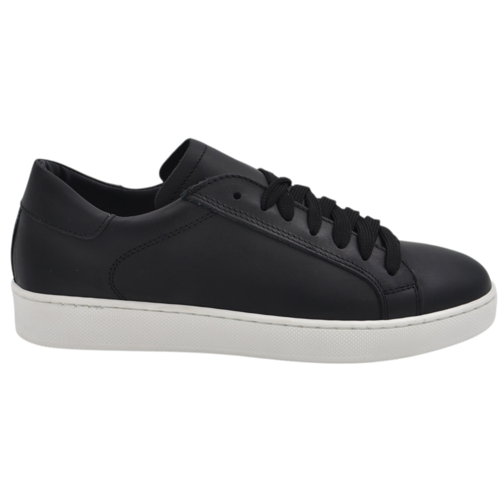 Sneakers uomo bassa in vera pelle vitello liscia nera con fondo alto in gomma bianca eva lacci casual made in Italy