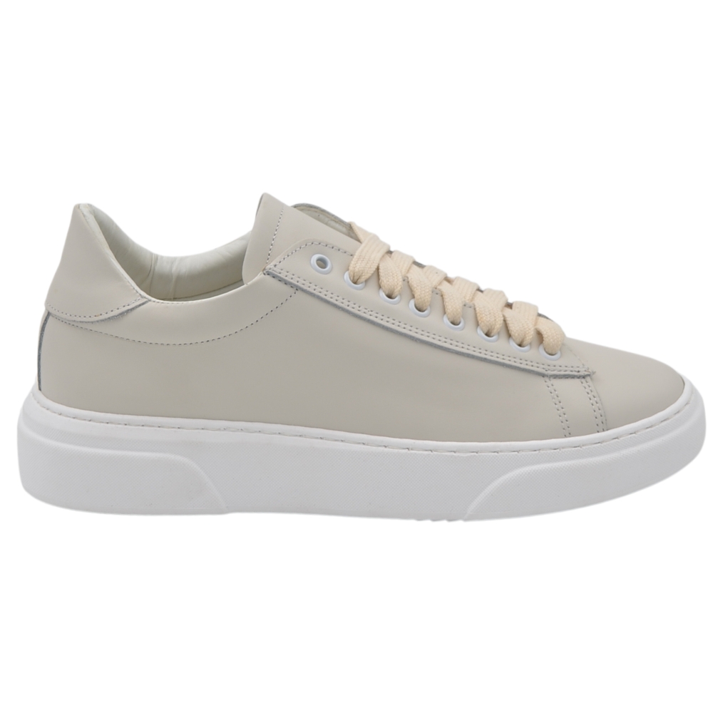 Scarpa sneakers bassa uomo basic vera pelle liscia beige linea basic fondo in gomma bianco ultraleggero 3cm moda casual