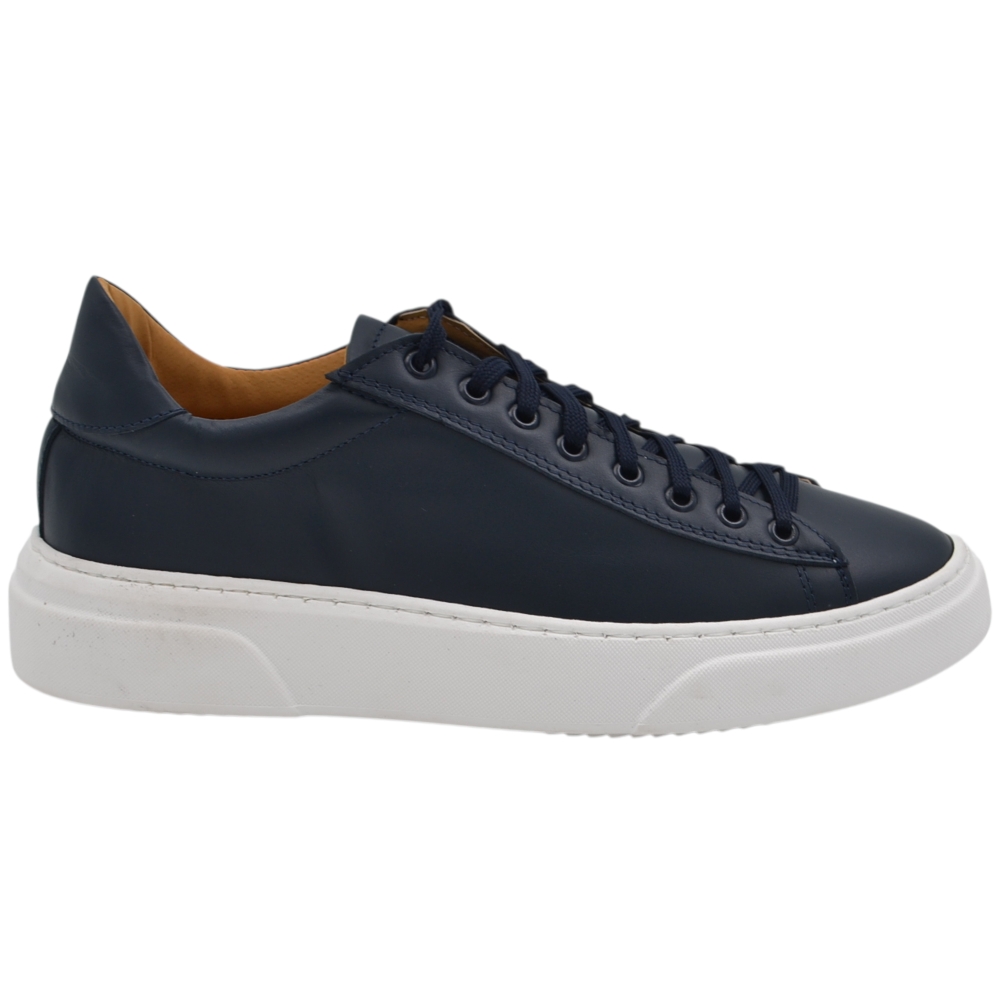 Scarpa sneakers bassa uomo basic vera pelle liscia blu linea basic fondo in gomma bianco ultraleggero 3cm moda casual.