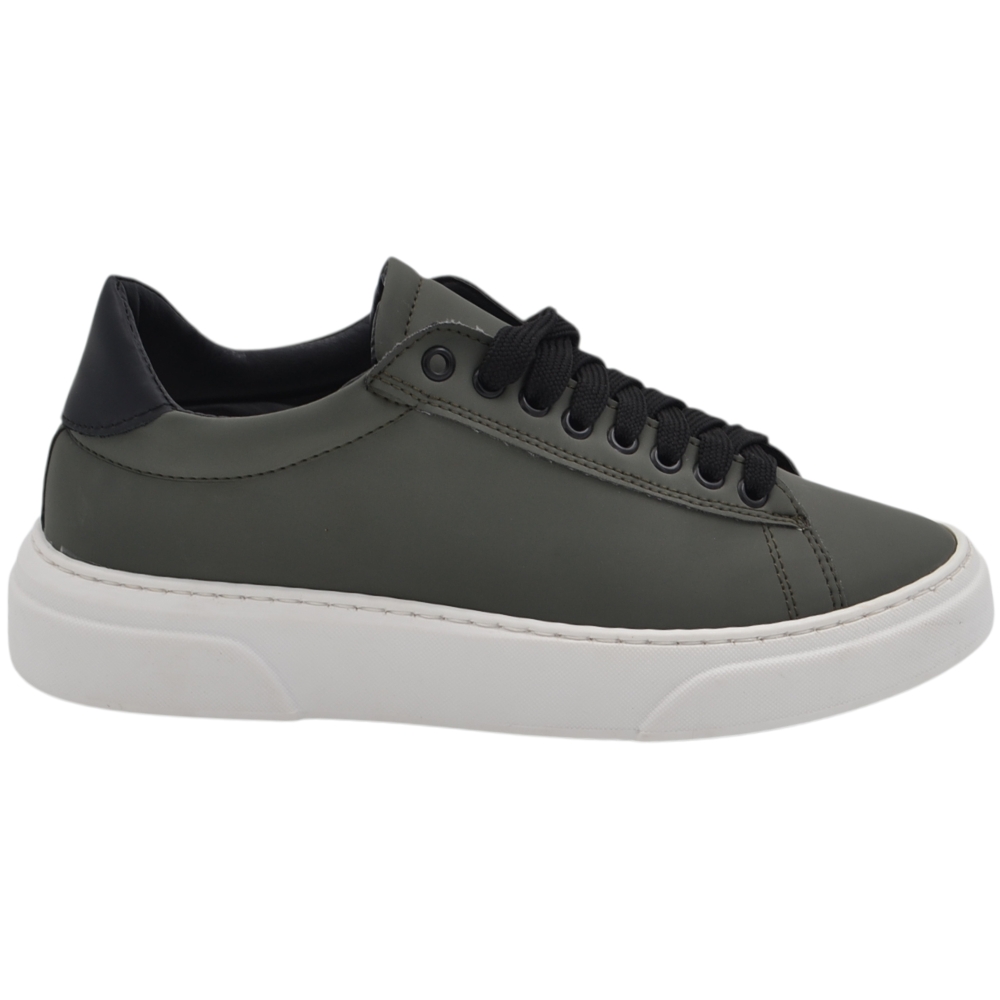 Scarpa sneakers bassa uomo basic vera pelle gommata verde linea basic fondo in gomma bianco ultraleggero 3cm moda casual.