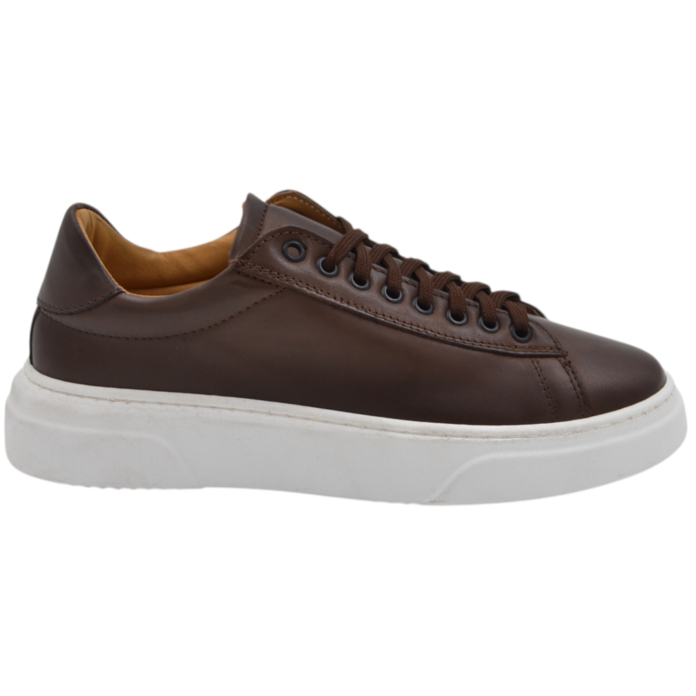 Scarpa sneakers bassa uomo basic vera pelle liscia marone linea basic fondo in gomma bianco ultraleggero 3cm moda casual