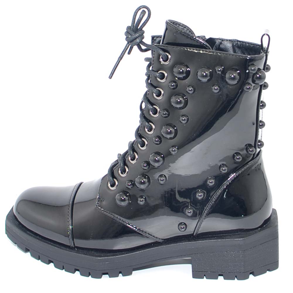 Anfibi donna lucidi in vernice vinyl con borchie tono su tono e fondo underground moda tendenza con zip e stringhe