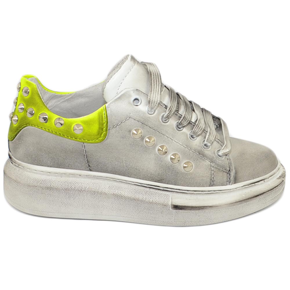 Sneakers uomo bianca in vera pelle effetto sporco con borchie retro laterali fortino giallo fondo Kevin moda uomo street