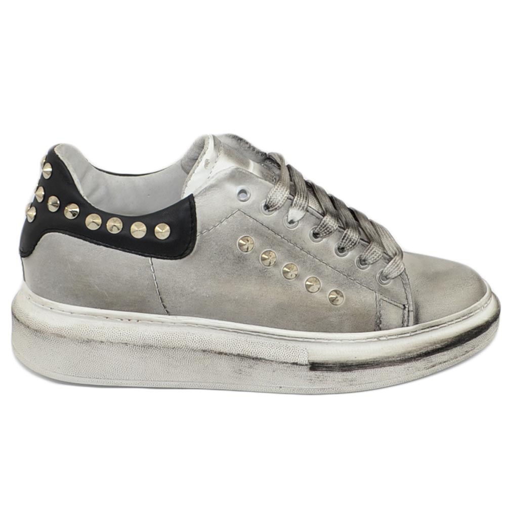 Sneakers uomo bianca in vera pelle effetto sporco con borchie retro e laterali fortino nero fondo Kevin moda uomo street